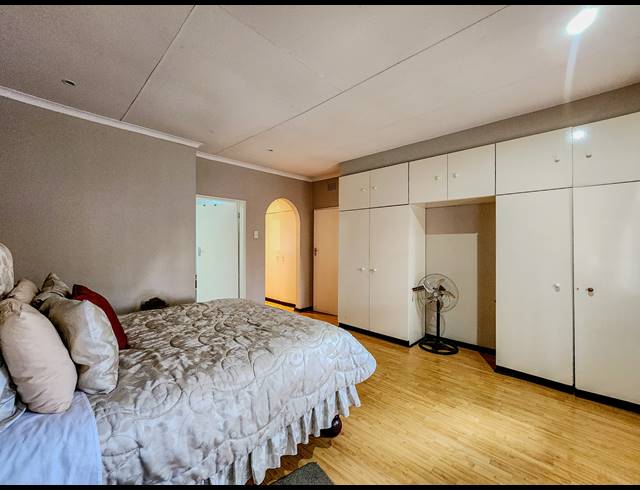 4 BEDROOM HOUSE FOR SALE IN CONSTANTIA KLOOF